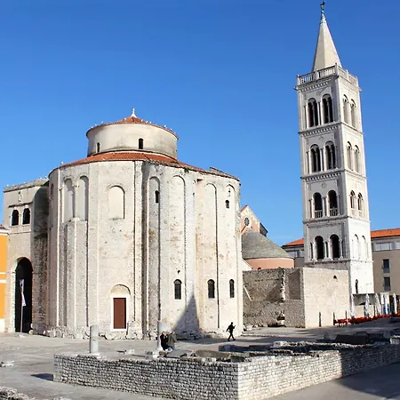 House With A Parking Space - 24453 *